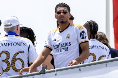 Madrid, İspanya - 12 Mayıs 2024: Real Madrid futbol takımı Plaza de Cibeles 'te 36. lig şampiyonluğunu kutladı. Judd Bellingham takım arkadaşlarıyla ligi kutluyor. Lig şampiyonları 23 / 24.