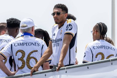 Madrid, İspanya - 12 Mayıs 2024: Real Madrid futbol takımı Plaza de Cibeles 'te 36. lig şampiyonluğunu kutladı. Judd Bellingham takım arkadaşlarıyla ligi kutluyor. Lig şampiyonları 23 / 24.