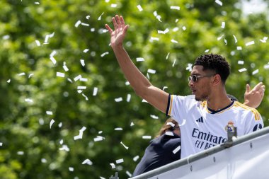 Madrid, İspanya - 12 Mayıs 2024: Real Madrid futbol takımı Plaza de Cibeles 'te 36. lig şampiyonluğunu kutladı. Judd Bellingham takım arkadaşlarıyla ligi kutluyor. Lig şampiyonları 23 / 24.