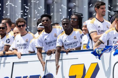 Madrid, İspanya - 12 Mayıs 2024: Real Madrid futbol takımı Plaza de Cibeles 'te 36. lig şampiyonluğunu kutladı. Oyuncular lig şampiyonu olmayı kutluyorlar. Lig şampiyonları 23 / 24.
