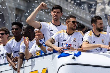 Madrid, İspanya - 12 Mayıs 2024: Real Madrid futbol takımı Plaza de Cibeles 'te 36. lig şampiyonluğunu kutladı. Oyuncular lig şampiyonu olmayı kutluyorlar. Lig şampiyonları 23 / 24.