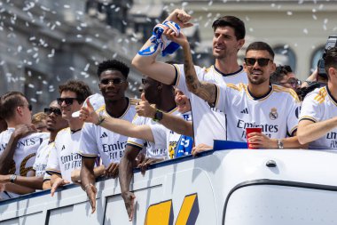 Madrid, İspanya - 12 Mayıs 2024: Real Madrid futbol takımı Plaza de Cibeles 'te 36. lig şampiyonluğunu kutladı. Oyuncular lig şampiyonu olmayı kutluyorlar. Lig şampiyonları 23 / 24.