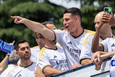 Madrid, İspanya - 12 Mayıs 2024: Real Madrid futbol takımı Plaza de Cibeles 'te 36. lig şampiyonluğunu kutladı. Oyuncular lig şampiyonu olmayı kutluyorlar. Lig şampiyonları 23 / 24.