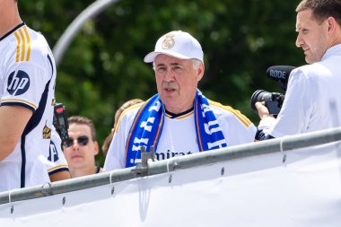 Madrid, İspanya - 12 Mayıs 2024: Real Madrid futbol takımı Plaza de Cibeles 'te 36. lig şampiyonluğunu kutladı. Oyuncular lig şampiyonu olmayı kutluyorlar. Lig şampiyonları 23 / 24.