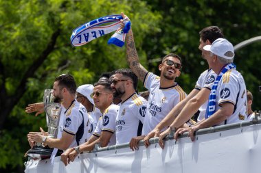 Madrid, İspanya - 12 Mayıs 2024: Real Madrid futbol takımı Plaza de Cibeles 'te 36. lig şampiyonluğunu kutladı. Oyuncular lig şampiyonu olmayı kutluyorlar. Lig şampiyonları 23 / 24.