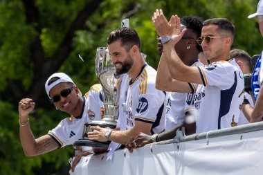 Madrid, İspanya - 12 Mayıs 2024: Real Madrid futbol takımı Plaza de Cibeles 'te 36. lig şampiyonluğunu kutladı. Oyuncular lig şampiyonu olmayı kutluyorlar. Lig şampiyonları 23 / 24.