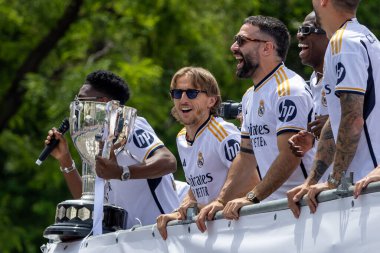 Madrid, İspanya - 12 Mayıs 2024: Real Madrid futbol takımı Plaza de Cibeles 'te 36. lig şampiyonluğunu kutladı. Oyuncular lig şampiyonu olmayı kutluyorlar. Lig şampiyonları 23 / 24.
