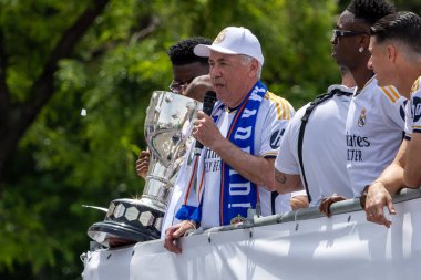 Madrid, İspanya - 12 Mayıs 2024: Real Madrid futbol takımı Plaza de Cibeles 'te 36. lig şampiyonluğunu kutladı. Oyuncular lig şampiyonu olmayı kutluyorlar. Lig şampiyonları 23 / 24.