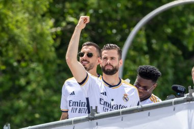 Madrid, İspanya - 12 Mayıs 2024: Real Madrid futbol takımı Plaza de Cibeles 'te 36. lig şampiyonluğunu kutladı. Oyuncular lig şampiyonu olmayı kutluyorlar. Lig şampiyonları 23 / 24.