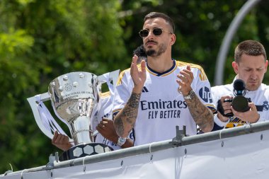 Madrid, İspanya - 12 Mayıs 2024: Real Madrid futbol takımı Plaza de Cibeles 'te 36. lig şampiyonluğunu kutladı. Oyuncular lig şampiyonu olmayı kutluyorlar. Lig şampiyonları 23 / 24.