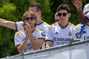 Madrid, İspanya - 12 Mayıs 2024: Real Madrid futbol takımı Plaza de Cibeles 'te 36. lig şampiyonluğunu kutladı. Oyuncular lig şampiyonu olmayı kutluyorlar. Lig şampiyonları 23 / 24.