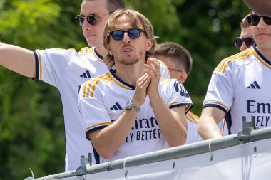 Madrid, İspanya - 12 Mayıs 2024: Real Madrid futbol takımı Plaza de Cibeles 'te 36. lig şampiyonluğunu kutladı. Oyuncular lig şampiyonu olmayı kutluyorlar. Lig şampiyonları 23 / 24.