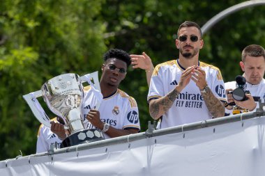Madrid, İspanya - 12 Mayıs 2024: Real Madrid futbol takımı Plaza de Cibeles 'te 36. lig şampiyonluğunu kutladı. Oyuncular lig şampiyonu olmayı kutluyorlar. Lig şampiyonları 23 / 24.