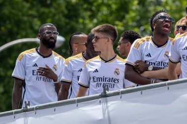 Madrid, İspanya - 12 Mayıs 2024: Real Madrid futbol takımı Plaza de Cibeles 'te 36. lig şampiyonluğunu kutladı. Oyuncular lig şampiyonu olmayı kutluyorlar. Lig şampiyonları 23 / 24.
