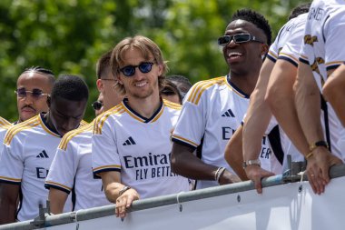 Madrid, İspanya - 12 Mayıs 2024: Real Madrid futbol takımı Plaza de Cibeles 'te 36. lig şampiyonluğunu kutladı. Oyuncular lig şampiyonu olmayı kutluyorlar. Lig şampiyonları 23 / 24.