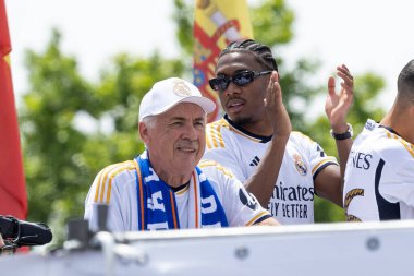 Madrid, İspanya - 12 Mayıs 2024: Real Madrid futbol takımı Plaza de Cibeles 'te 36. lig şampiyonluğunu kutladı. Oyuncular lig şampiyonu olmayı kutluyorlar. Lig şampiyonları 23 / 24.