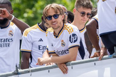 Madrid, İspanya - 12 Mayıs 2024: Real Madrid futbol takımı Plaza de Cibeles 'te 36. lig şampiyonluğunu kutladı. Oyuncular lig şampiyonu olmayı kutluyorlar. Lig şampiyonları 23 / 24.