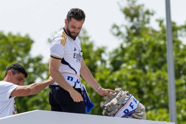 Madrid, İspanya - 12 Mayıs 2024: Real Madrid futbol takımı Plaza de Cibeles 'te 36. lig şampiyonluğunu kutladı. Oyuncular lig şampiyonu olmayı kutluyorlar. Lig şampiyonları 23 / 24.