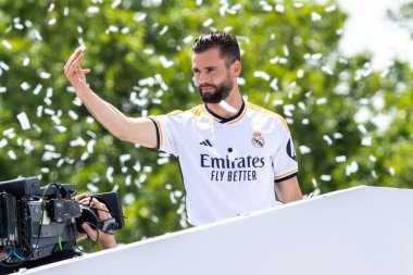 Madrid, İspanya - 12 Mayıs 2024: Real Madrid futbol takımı Plaza de Cibeles 'te 36. lig şampiyonluğunu kutladı. Oyuncular lig şampiyonu olmayı kutluyorlar. Lig şampiyonları 23 / 24.