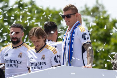 Madrid, İspanya - 12 Mayıs 2024: Real Madrid futbol takımı Plaza de Cibeles 'te 36. lig şampiyonluğunu kutladı. Oyuncular lig şampiyonu olmayı kutluyorlar. Lig şampiyonları 23 / 24.