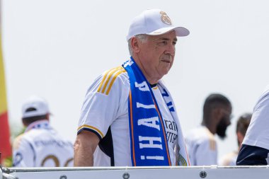Madrid, İspanya - 12 Mayıs 2024: Real Madrid futbol takımı Plaza de Cibeles 'te 36. lig şampiyonluğunu kutladı. Oyuncular lig şampiyonu olmayı kutluyorlar. Lig şampiyonları 23 / 24.