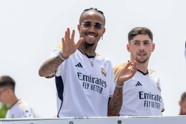 Madrid, İspanya - 12 Mayıs 2024: Real Madrid futbol takımı Plaza de Cibeles 'te 36. lig şampiyonluğunu kutladı. Oyuncular lig şampiyonu olmayı kutluyorlar. Lig şampiyonları 23 / 24.