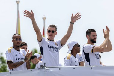 Madrid, İspanya - 12 Mayıs 2024: Real Madrid futbol takımı Plaza de Cibeles 'te 36. lig şampiyonluğunu kutladı. Oyuncular lig şampiyonu olmayı kutluyorlar. Lig şampiyonları 23 / 24.