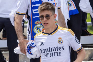 Madrid, İspanya - 12 Mayıs 2024: Real Madrid futbol takımı Plaza de Cibeles 'te 36. lig şampiyonluğunu kutladı. Oyuncular lig şampiyonu olmayı kutluyorlar. Lig şampiyonları 23 / 24.