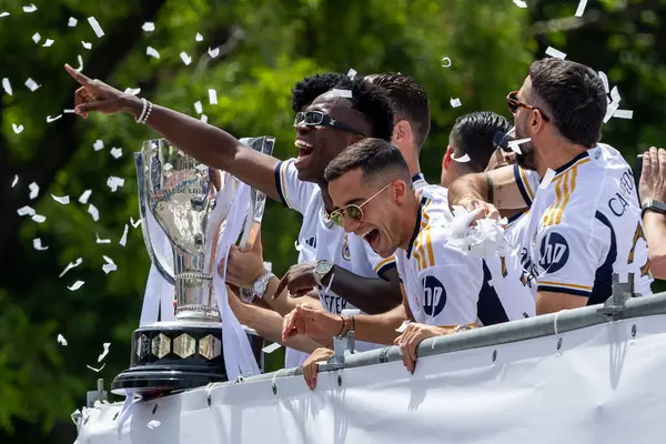 Madrid, İspanya - 12 Mayıs 2024: Real Madrid futbol takımı Plaza de Cibeles 'te 36. lig şampiyonluğunu kutladı. Oyuncular lig şampiyonu olmayı kutluyorlar. Lig şampiyonları 23 / 24.