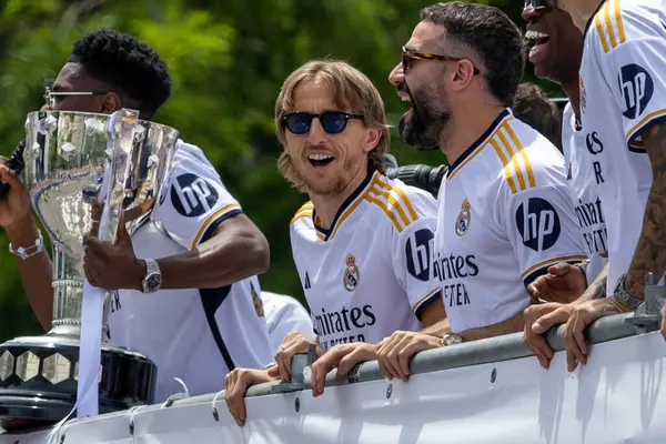 Madrid, İspanya - 12 Mayıs 2024: Real Madrid futbol takımı Plaza de Cibeles 'te 36. lig şampiyonluğunu kutladı. Oyuncular lig şampiyonu olmayı kutluyorlar. Lig şampiyonları 23 / 24.