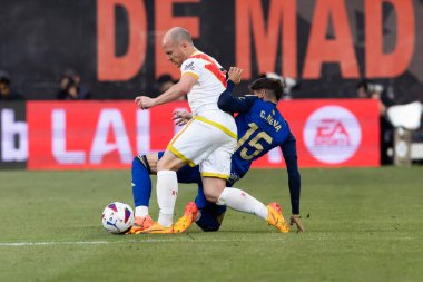 Madrid, İspanya - 15 Mayıs 2024: Madrid 'de oynanan Rayo Vallecano ve Granada FC ligi maçı. Vallecas takımı için zafer. Birinci bölümde kutlama ve kalıcılık.