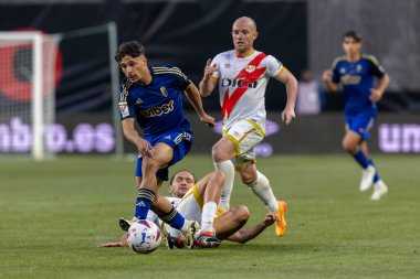 Madrid, İspanya - 15 Mayıs 2024: Madrid 'de oynanan Rayo Vallecano ve Granada FC ligi maçı. Vallecas takımı için zafer. Birinci bölümde kutlama ve kalıcılık.