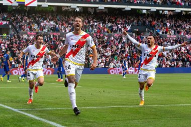Madrid, İspanya - 15 Mayıs 2024: Madrid 'de oynanan Rayo Vallecano ve Granada FC ligi maçı. Vallecas takımı için zafer. Birinci bölümde kutlama ve kalıcılık.