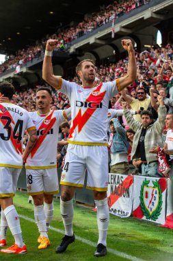 Madrid, İspanya - 15 Mayıs 2024: Madrid 'de oynanan Rayo Vallecano ve Granada FC ligi maçı. Vallecas takımı için zafer. Birinci bölümde kutlama ve kalıcılık.