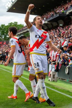 Madrid, İspanya - 15 Mayıs 2024: Madrid 'de oynanan Rayo Vallecano ve Granada FC ligi maçı. Vallecas takımı için zafer. Birinci bölümde kutlama ve kalıcılık.
