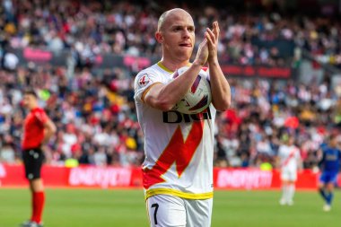 Madrid, İspanya - 15 Mayıs 2024: Madrid 'de oynanan Rayo Vallecano ve Granada FC ligi maçı. Vallecas takımı için zafer. Birinci bölümde kutlama ve kalıcılık.