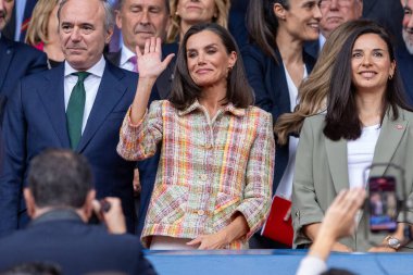 Zaragoza, İspanya - 18 Mayıs 2024: Zaragoza 'da FC Barcelona ile Real Sociedad arasında oynanan Queen' s Cup of Women 'ın finali. Kraliçe Doa Leticia futbol maçına katılıyor..