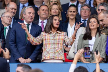 Zaragoza, İspanya - 18 Mayıs 2024: Zaragoza 'da FC Barcelona ile Real Sociedad arasında oynanan Queen' s Cup of Women 'ın finali. Kraliçe Doa Leticia futbol maçına katılıyor..