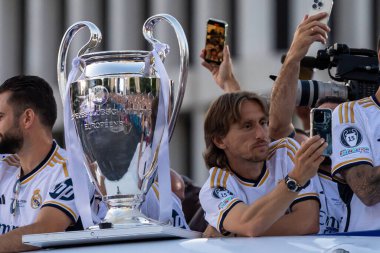 Madrid, İspanya: Real Madrid futbol takımı Plaza de Cibeles 'de düzenlenen 15. Şampiyonlar Ligi Kupası' nı kutluyor. 15 Avrupa kupası. UEFA Kupası. Gerçek Madrid oyuncuları. R. Madrid Kutlaması.