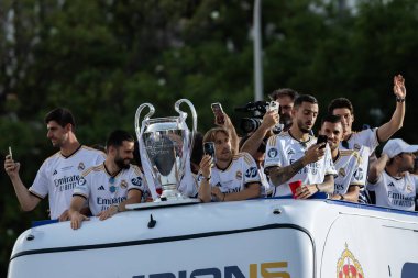 Madrid, İspanya: Real Madrid futbol takımı Plaza de Cibeles 'de düzenlenen 15. Şampiyonlar Ligi Kupası' nı kutluyor. 15 Avrupa kupası. UEFA Kupası. Gerçek Madrid oyuncuları. R. Madrid Kutlaması.