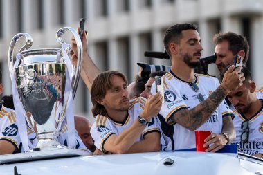 Madrid, İspanya: Real Madrid futbol takımı Plaza de Cibeles 'de düzenlenen 15. Şampiyonlar Ligi Kupası' nı kutluyor. 15 Avrupa kupası. UEFA Kupası. Gerçek Madrid oyuncuları. R. Madrid Kutlaması.