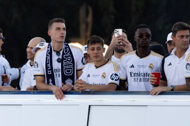 Madrid, İspanya: Real Madrid futbol takımı Plaza de Cibeles 'de düzenlenen 15. Şampiyonlar Ligi Kupası' nı kutluyor. 15 Avrupa kupası. UEFA Kupası. Gerçek Madrid oyuncuları. R. Madrid Kutlaması.