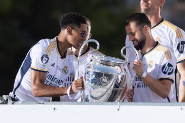 Madrid, İspanya: Real Madrid futbol takımı Plaza de Cibeles 'de düzenlenen 15. Şampiyonlar Ligi Kupası' nı kutluyor. 15 Avrupa kupası. UEFA Kupası. Gerçek Madrid oyuncuları. R. Madrid Kutlaması.