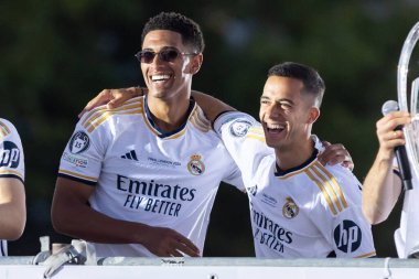 Madrid, İspanya: Real Madrid futbol takımı Plaza de Cibeles 'de düzenlenen 15. Şampiyonlar Ligi Kupası' nı kutluyor. 15 Avrupa kupası. UEFA Kupası. Gerçek Madrid oyuncuları. R. Madrid Kutlaması.