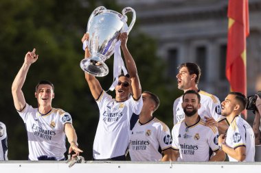 Madrid, İspanya: Real Madrid futbol takımı Plaza de Cibeles 'de düzenlenen 15. Şampiyonlar Ligi Kupası' nı kutluyor. 15 Avrupa kupası. UEFA Kupası. Gerçek Madrid oyuncuları. R. Madrid Kutlaması.