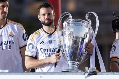 Madrid, İspanya: Real Madrid futbol takımı Plaza de Cibeles 'de düzenlenen 15. Şampiyonlar Ligi Kupası' nı kutluyor. 15 Avrupa kupası. UEFA Kupası. Gerçek Madrid oyuncuları. R. Madrid Kutlaması.