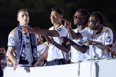 Madrid, İspanya: Real Madrid futbol takımı Plaza de Cibeles 'de düzenlenen 15. Şampiyonlar Ligi Kupası' nı kutluyor. 15 Avrupa kupası. UEFA Kupası. Gerçek Madrid oyuncuları. R. Madrid Kutlaması.