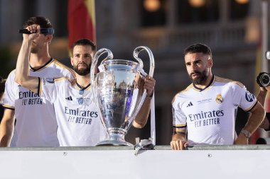 Madrid, İspanya: Real Madrid futbol takımı Plaza de Cibeles 'de düzenlenen 15. Şampiyonlar Ligi Kupası' nı kutluyor. 15 Avrupa kupası. UEFA Kupası. Gerçek Madrid oyuncuları. R. Madrid Kutlaması.