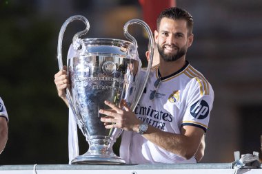 Madrid, İspanya: Real Madrid futbol takımı Plaza de Cibeles 'de düzenlenen 15. Şampiyonlar Ligi Kupası' nı kutluyor. 15 Avrupa kupası. UEFA Kupası. Gerçek Madrid oyuncuları. R. Madrid Kutlaması.