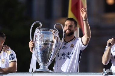 Madrid, İspanya: Real Madrid futbol takımı Plaza de Cibeles 'de düzenlenen 15. Şampiyonlar Ligi Kupası' nı kutluyor. 15 Avrupa kupası. UEFA Kupası. Gerçek Madrid oyuncuları. R. Madrid Kutlaması.